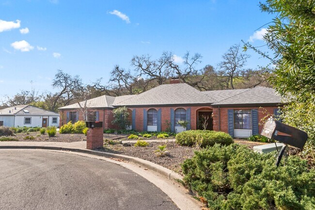 Building Photo - Beautiful big house with great school district. Gustavo Lopez AMSI