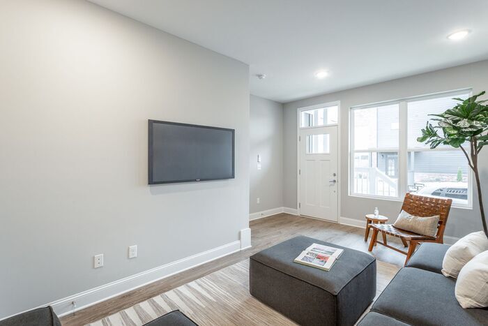 Building Photo - 2316 E 18th St Pl