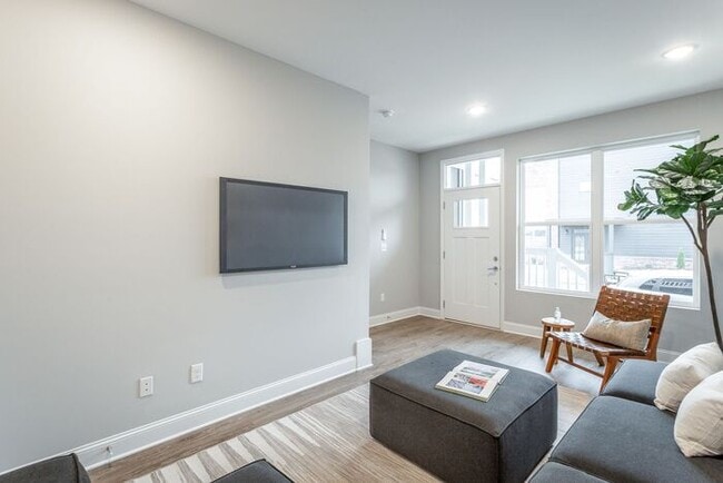 Building Photo - 2316 E 18th St Pl