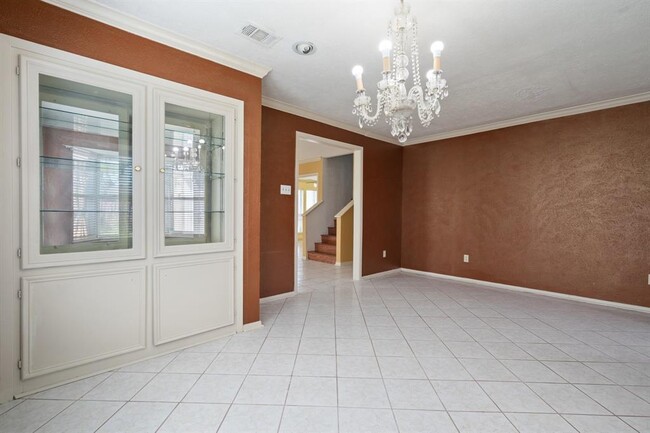 Building Photo - 606 Pinebrook Ln