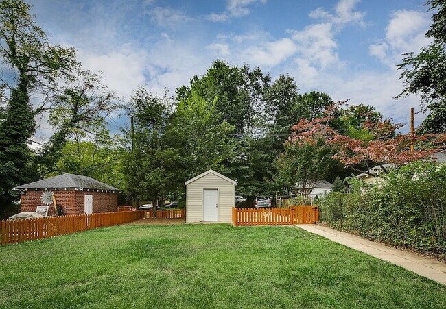Building Photo - 3-Bed in the Heart of Washington, D.C. – Spacious 1996 Sq Ft with 2 Full Baths!"