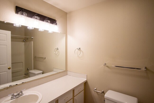 Building Photo - Top Floor 2/2 w/Condo Finishes + Vaulted Ceilings!!