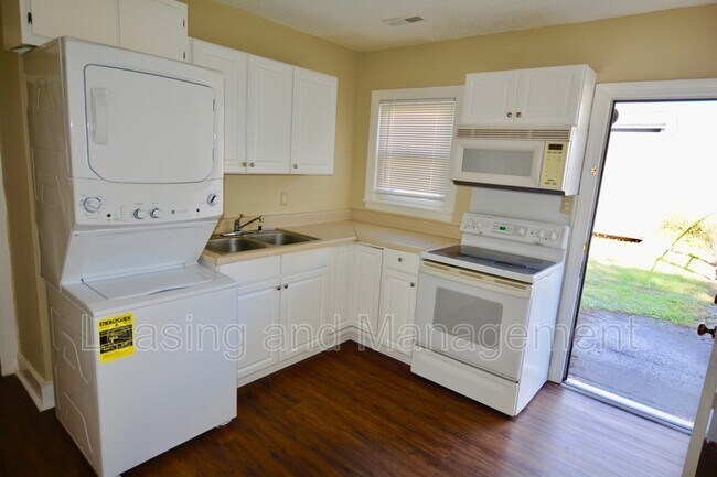 Building Photo - 632 White Oak Dr