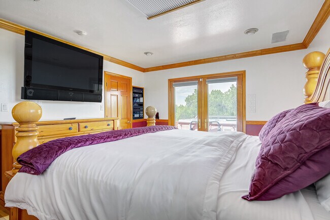 Building Photo - 8280 Queen St