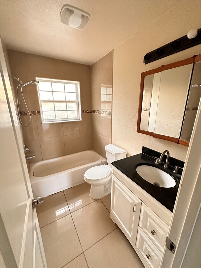 Building Photo - 2618 Hill Ave