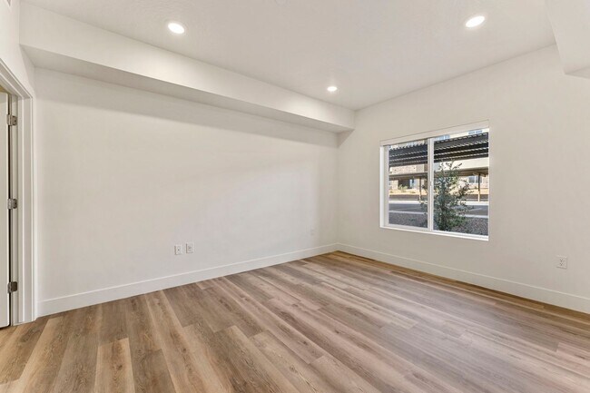 Building Photo - 302 S Divario Cyn Dr