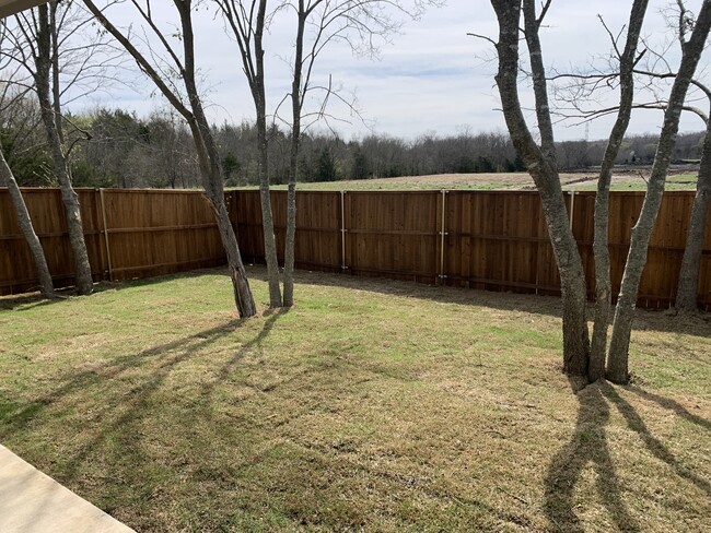 Building Photo - 402 Goliad St