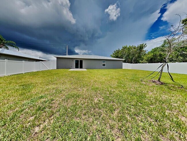 Building Photo - 242 SW Oakridge Dr