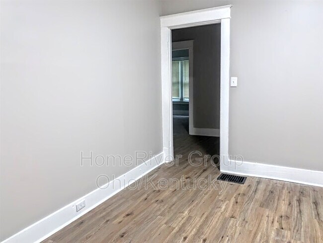 Building Photo - 315 S 41st St