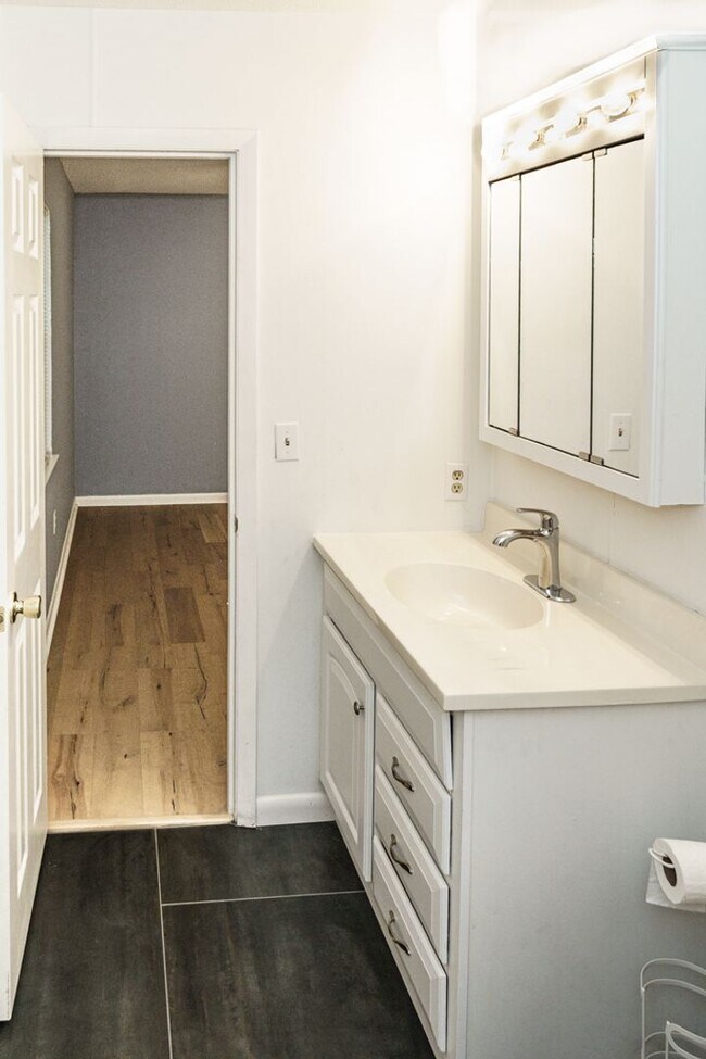 Building Photo - Beautiful 4 bedroom in the heart of Mossy ...
