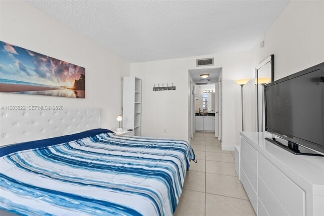 Building Photo - 500 Bayview Dr
