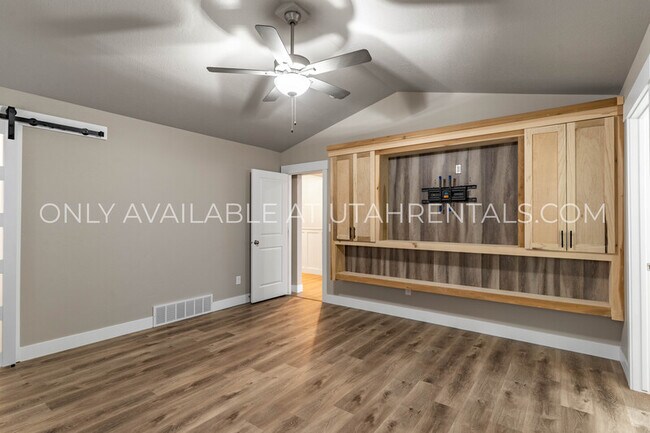 Building Photo - 4143 N Fairfield Dr