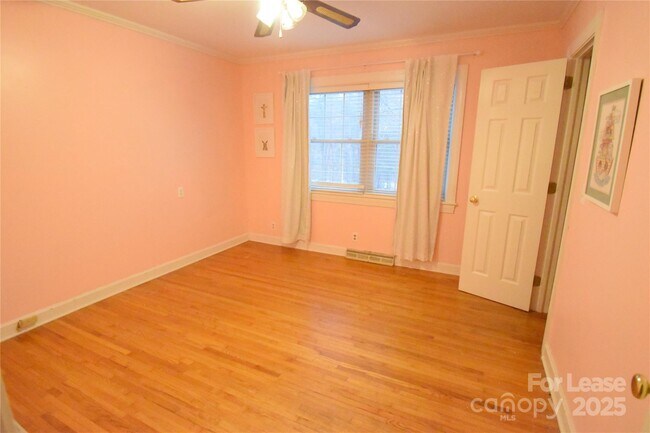 Building Photo - 640 Miramar St NE