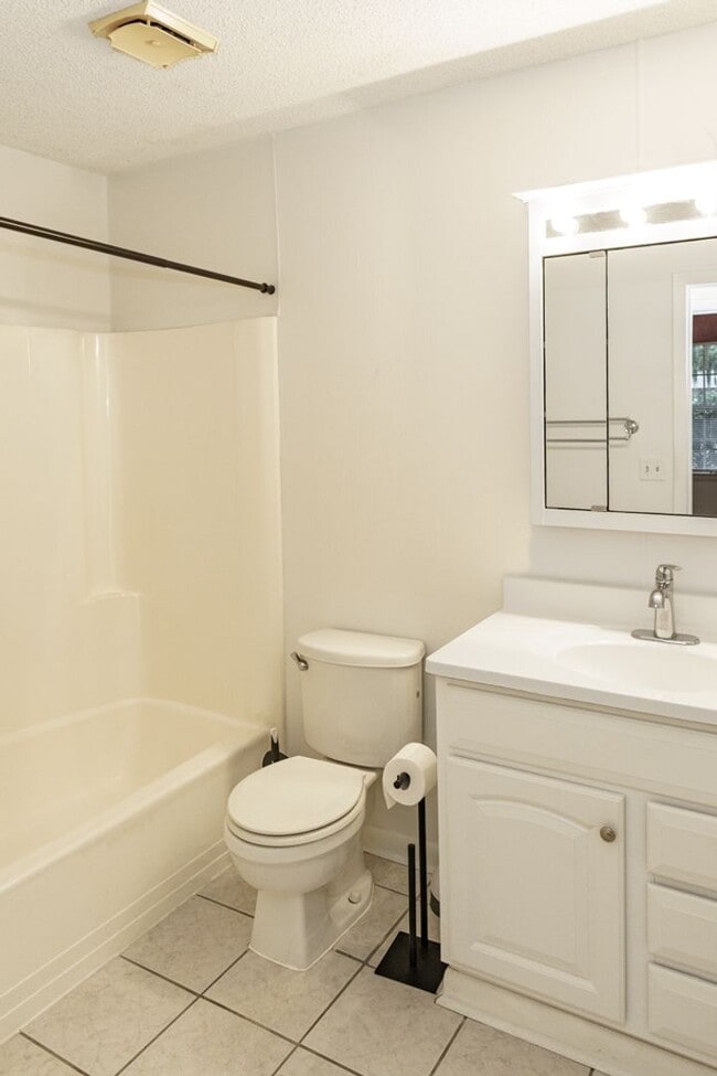 Building Photo - Beautiful 4 bedroom in the heart of Mossy Oaks!