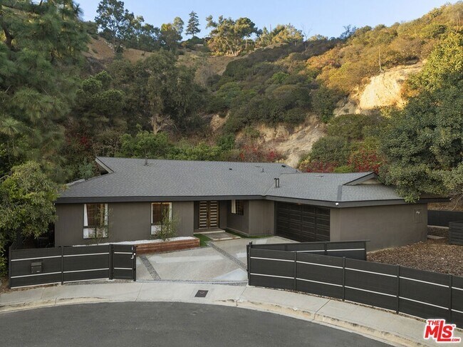 Building Photo - 9289 Swallow Dr