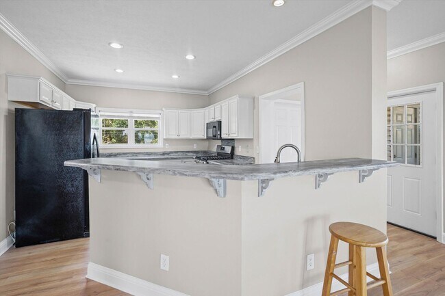 Building Photo - BAY FRONT LIVING