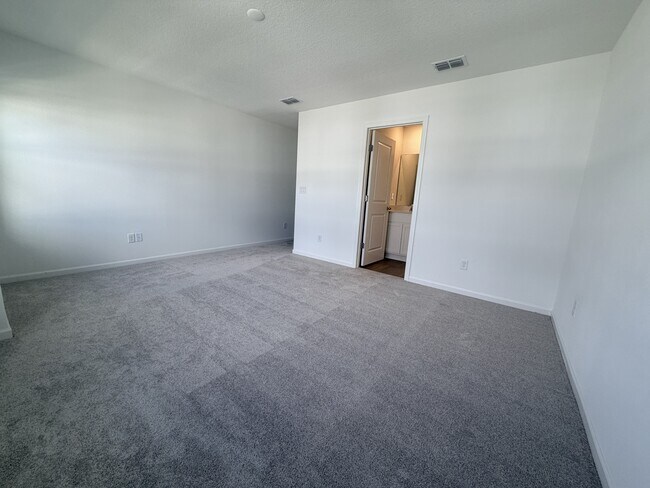 Building Photo - 523 Holly Lks Dr