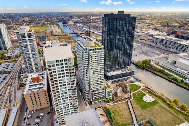 Building Photo - 720 S Wells St
