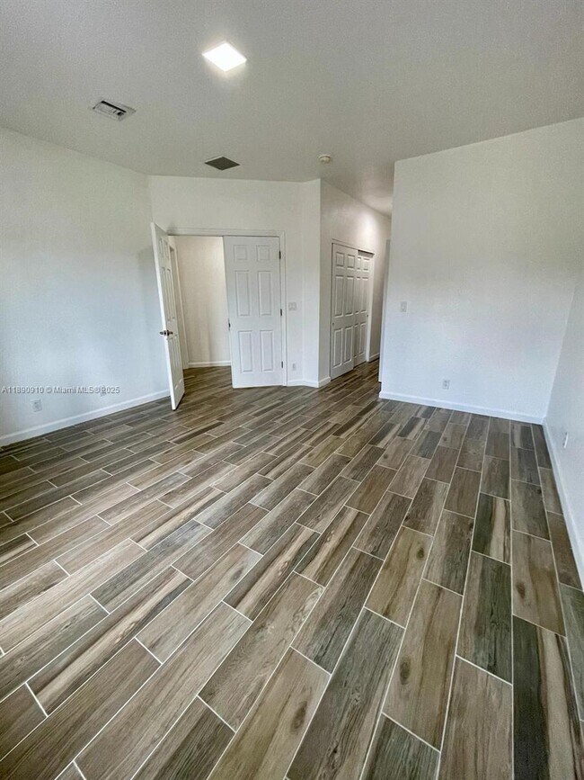 Building Photo - 5347 SW 40th Ave