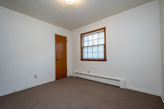 Building Photo - Random Residential Properties LLC-404 E Foster