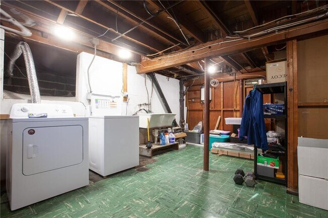 Building Photo - 470 Elmgrove Ave