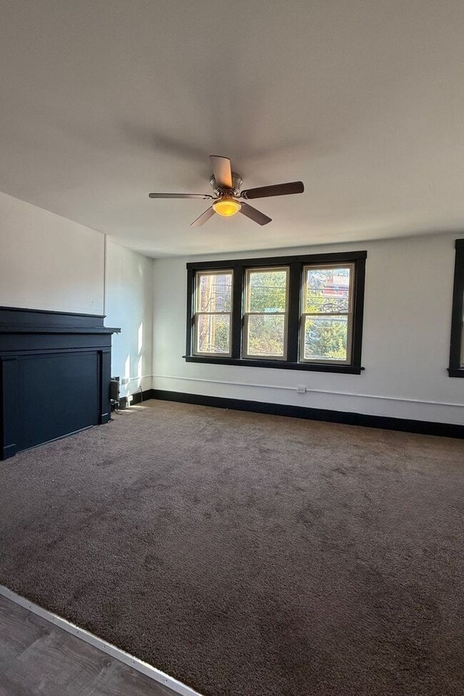 Building Photo - Spacious 2 Bedroom/1 Bath Apartment in Obs...