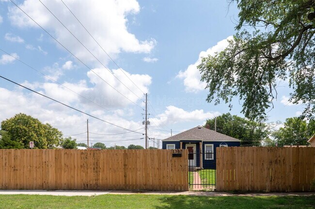 Building Photo - 1301 E Mount Vernon St