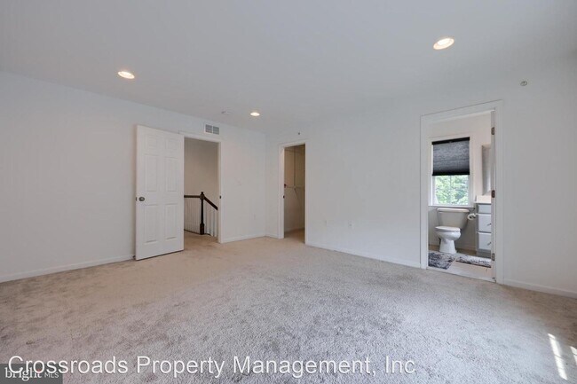Building Photo - 2 br, 3.5 bath House - 902 Mayer Place
