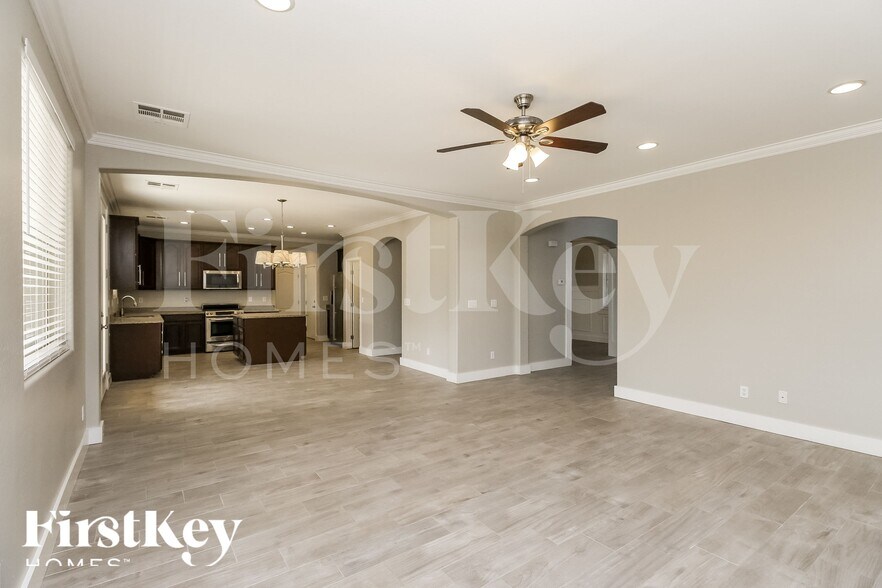 Building Photo - 837 E Cierra Cir