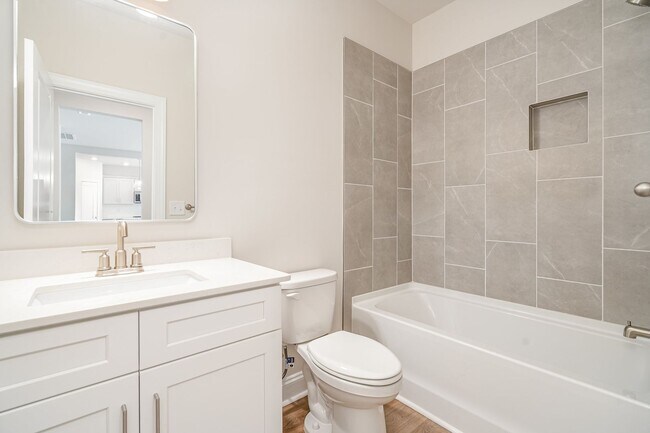 Building Photo - Beautiful 4BR 2.5BA Home w/ Full Appliance Kitchen • Garage Parking •