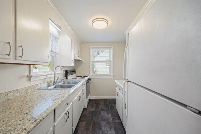 Building Photo - Charming 3 Bedroom Rancher in Lakeside