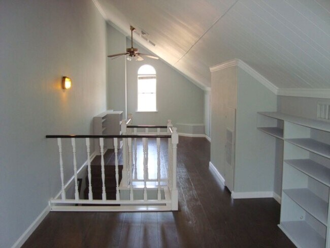 Building Photo - STUNNING TOWNHOME 2 BED 2.5 BATH 2 CAR GARAGE NORTH PARK/HILLCRES