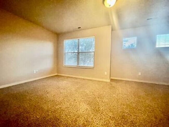 Building Photo - Hidden Valley Townhome!