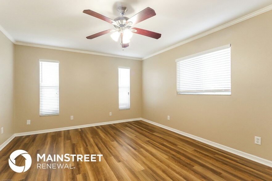 Building Photo - 2211 NE 5th Ave