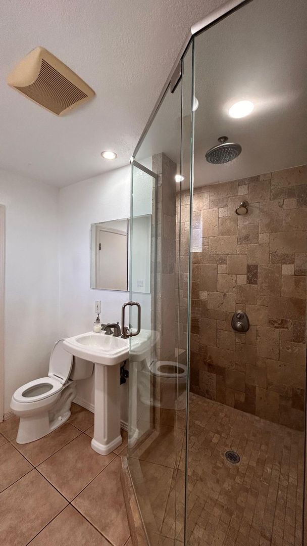 Building Photo - Beautiful and Spacious 3 Bedroom, 2 Bath Home! $3,800 Move In Ready!