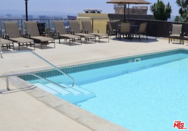 Building Photo - 1211 Sunset Plaza Dr