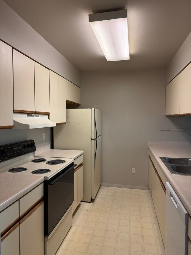 Building Photo - 812 W Cedar Ct