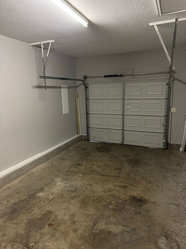 Building Photo - Minutes from Post, shopping, and local parks. 3 bed/2 bth, 1200 sq.ft, fenced backyard!