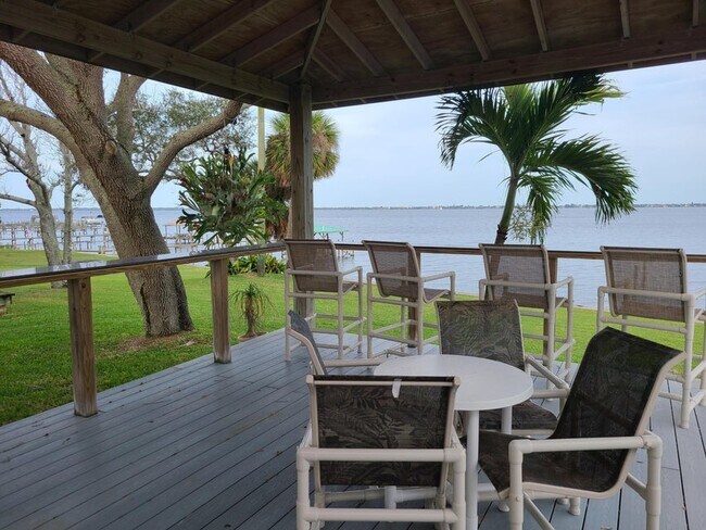 Building Photo - 2557 Pineapple Ave