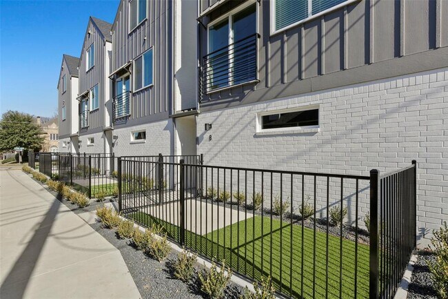 Building Photo - 3241 Rosedale Ave