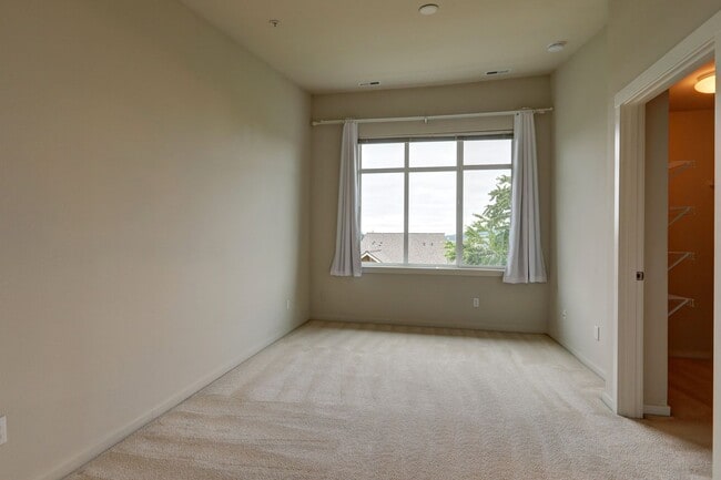 Building Photo - Lovely 2BR 1.75BA Issaquah Town Home, Perf...