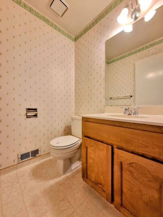 Building Photo - Beautiful Townhouse w/Laundry, Yard, Accepting Cats!