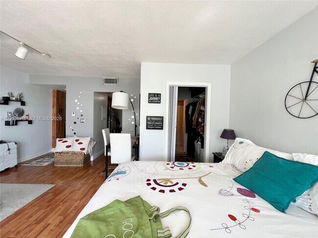 Building Photo - 7545 E Treasure Dr