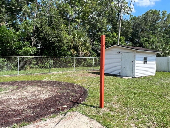 Building Photo - Adorable 3 bedroom 2 bath rental with fully fenced yard