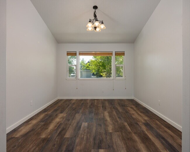 Building Photo - "Charming 3 bed / 2 Bath w/ Additional Off...