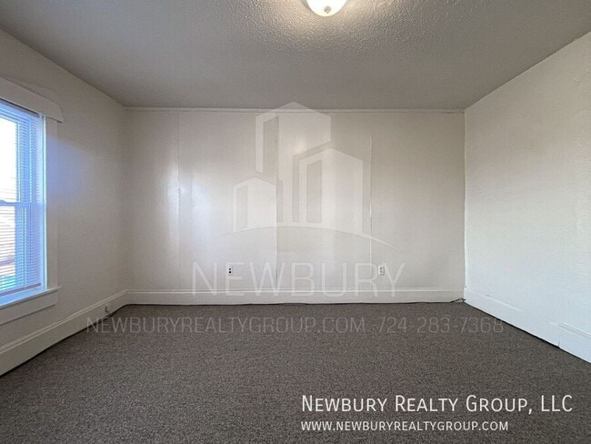 Building Photo - 33 Hickory St