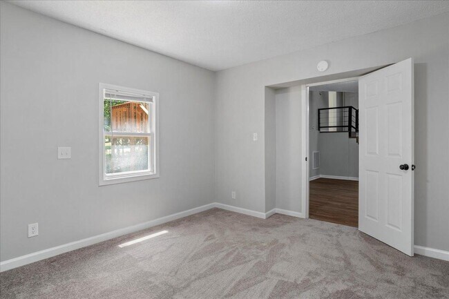 Building Photo - 1844 Brier Ln