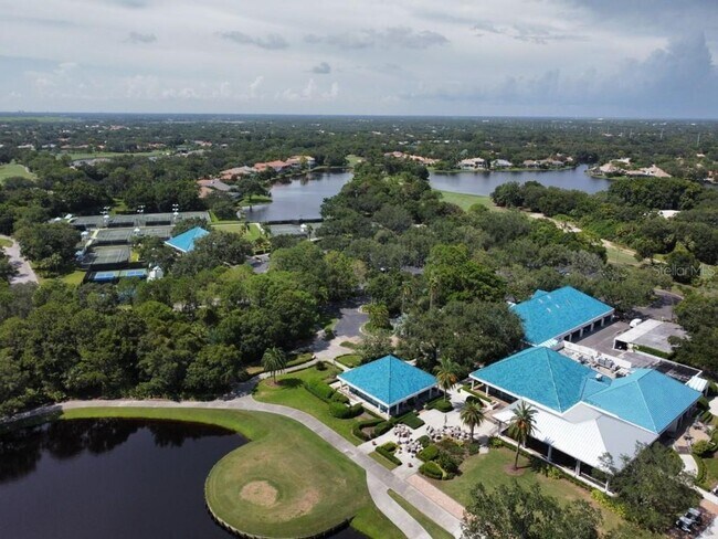 Building Photo - Rent a luxurious golf course lifestyle home in Sarasota, FL