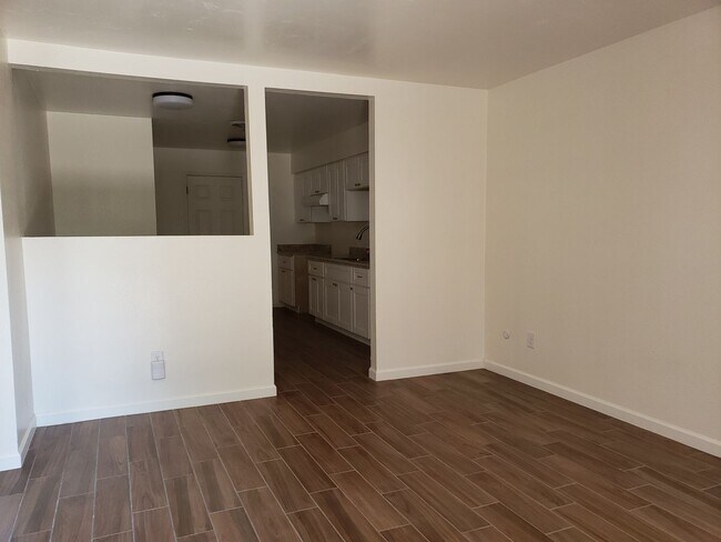 Building Photo - Maple Ave - Triplex