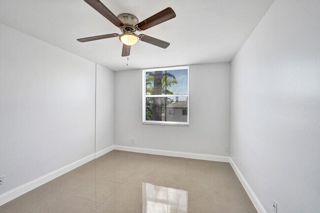 Building Photo - 1450 SE 3rd Ave